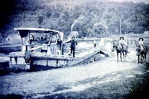 Canal boat 'Little Freddie' and a working family